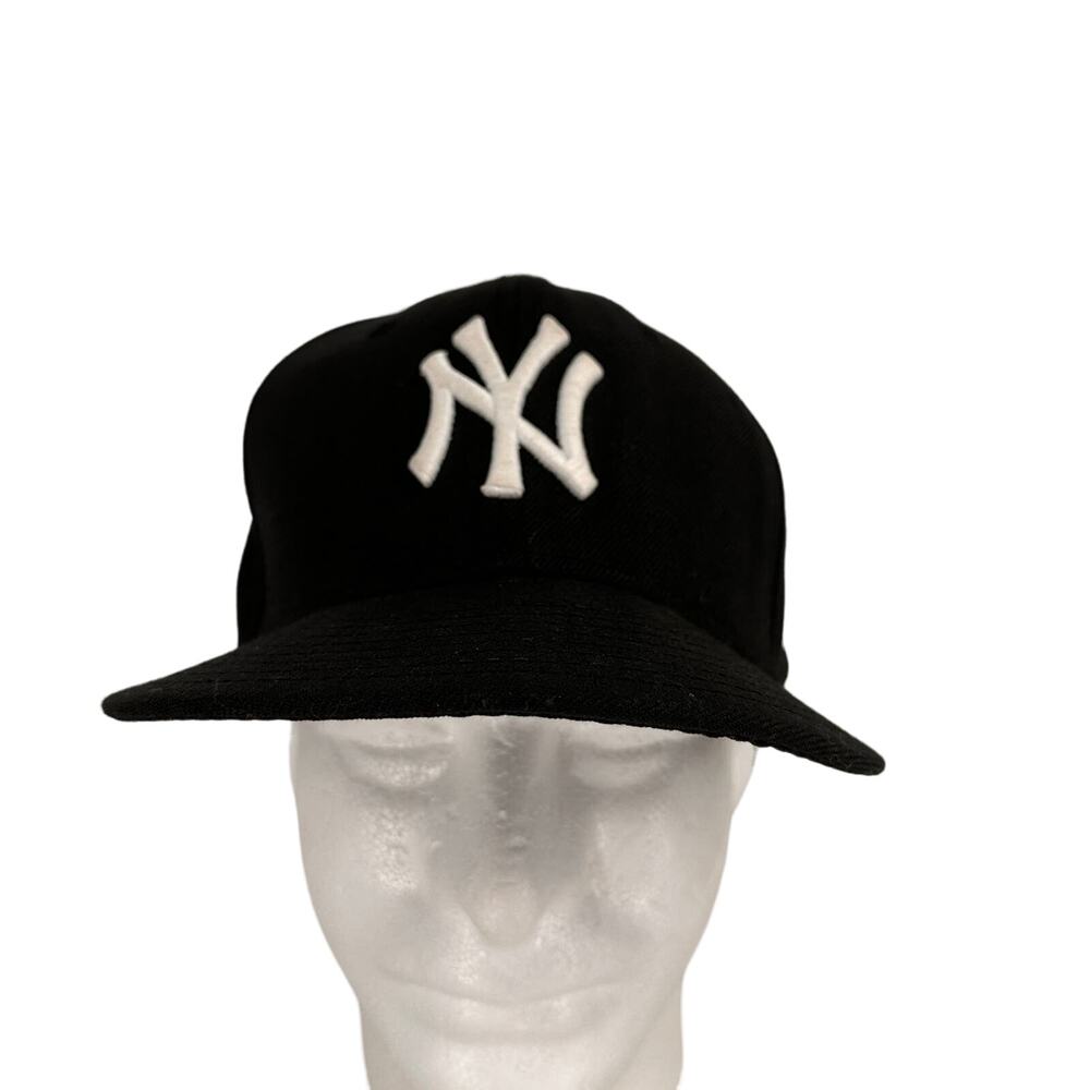 New Era New York Yankee's NLB Baseball Black & White Hat Size 7 1/2